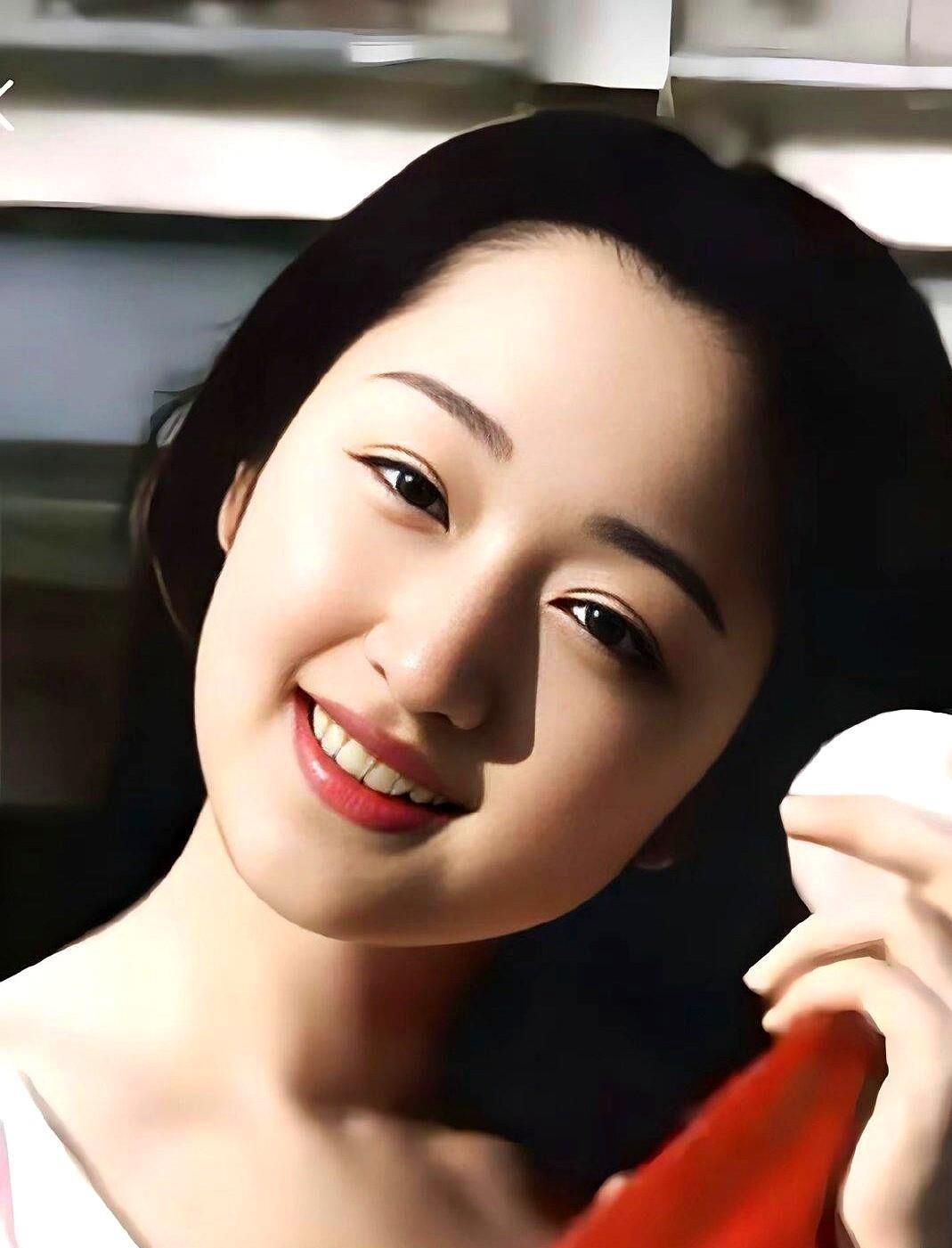 杨钰莹哪哪都好，就是有一个很致命的缺点。不是唱功不好，也不是长得不甜，而是年轻时