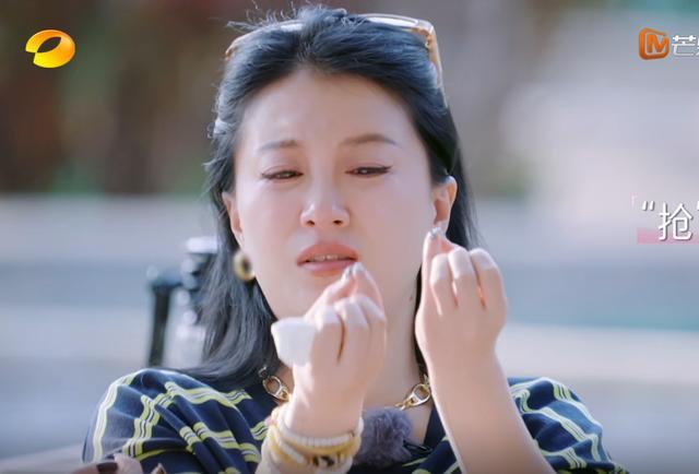 《是女儿是妈妈2》播出后，关于李嘉格与妈妈薄永霞的关系引起热议。李嘉格的行为言论