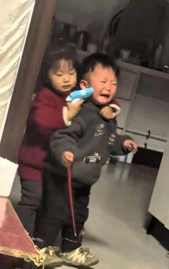 轰动全网的姐姐劫持弟弟后续来了，绑匪已经提要求了事情很简单，姐姐摆出一副