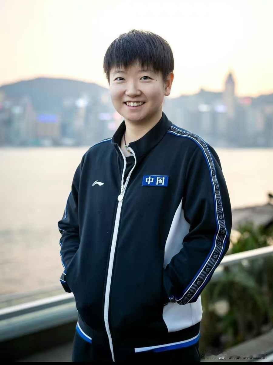 女单合影，怎么数都是十五个人。香港总决赛女单十六强拍大合照，前排朱雨玲、蒯曼、