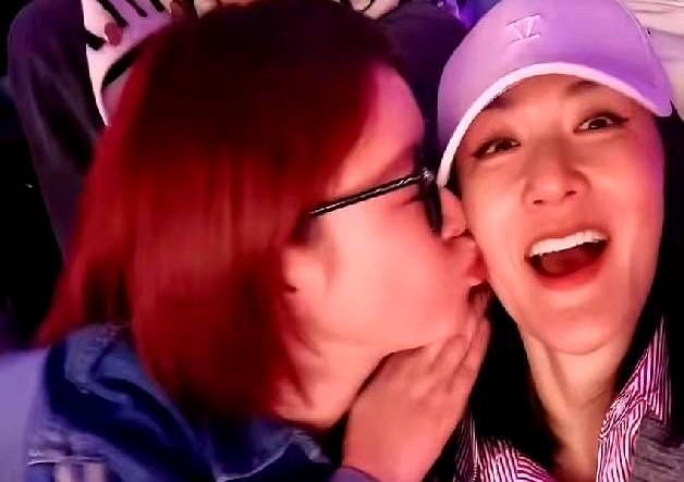 谢娜左亲秦岚，右亲杜华，直接把鸟巢观众席变成了闺蜜局！张杰演唱会，这三个人坐