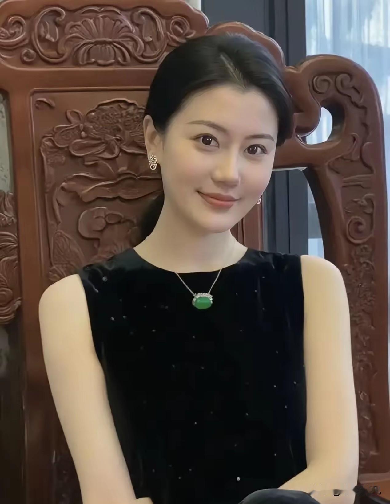 你说这事儿邪门不邪门？上礼拜收拾衣柜，翻出件旧卫衣。洗过好几水了，领口都泄了
