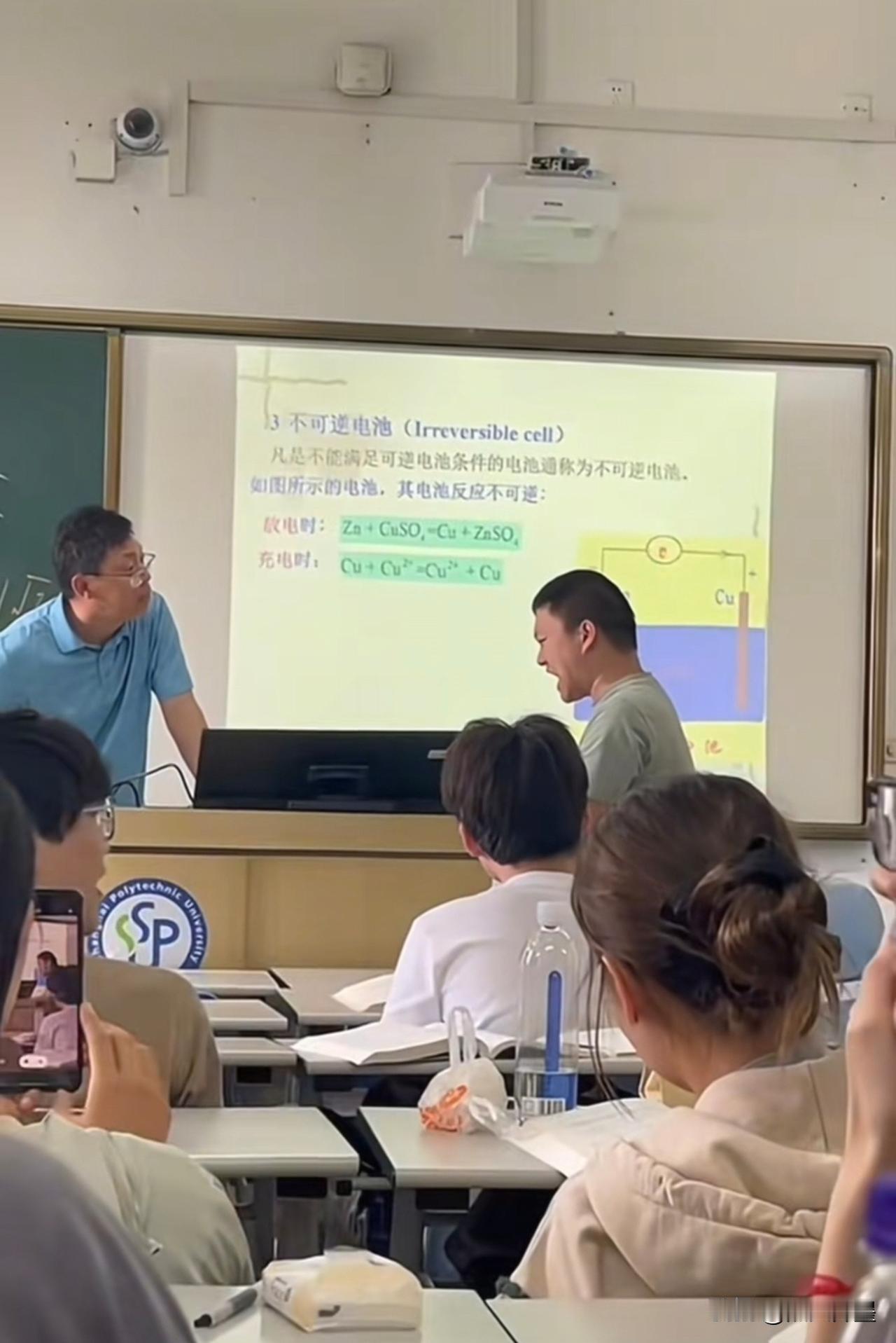 当代教师的处境，不能太“佛系”：跪着的老师教不出站着的学生！1，你可以教不会他