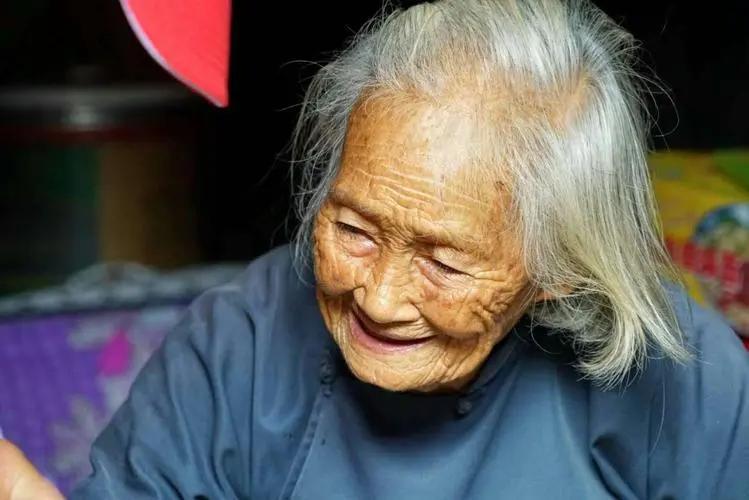 还有多少寿命，看看额头就知道？医生：长寿老人，额头有4不同中医历来把额头叫"