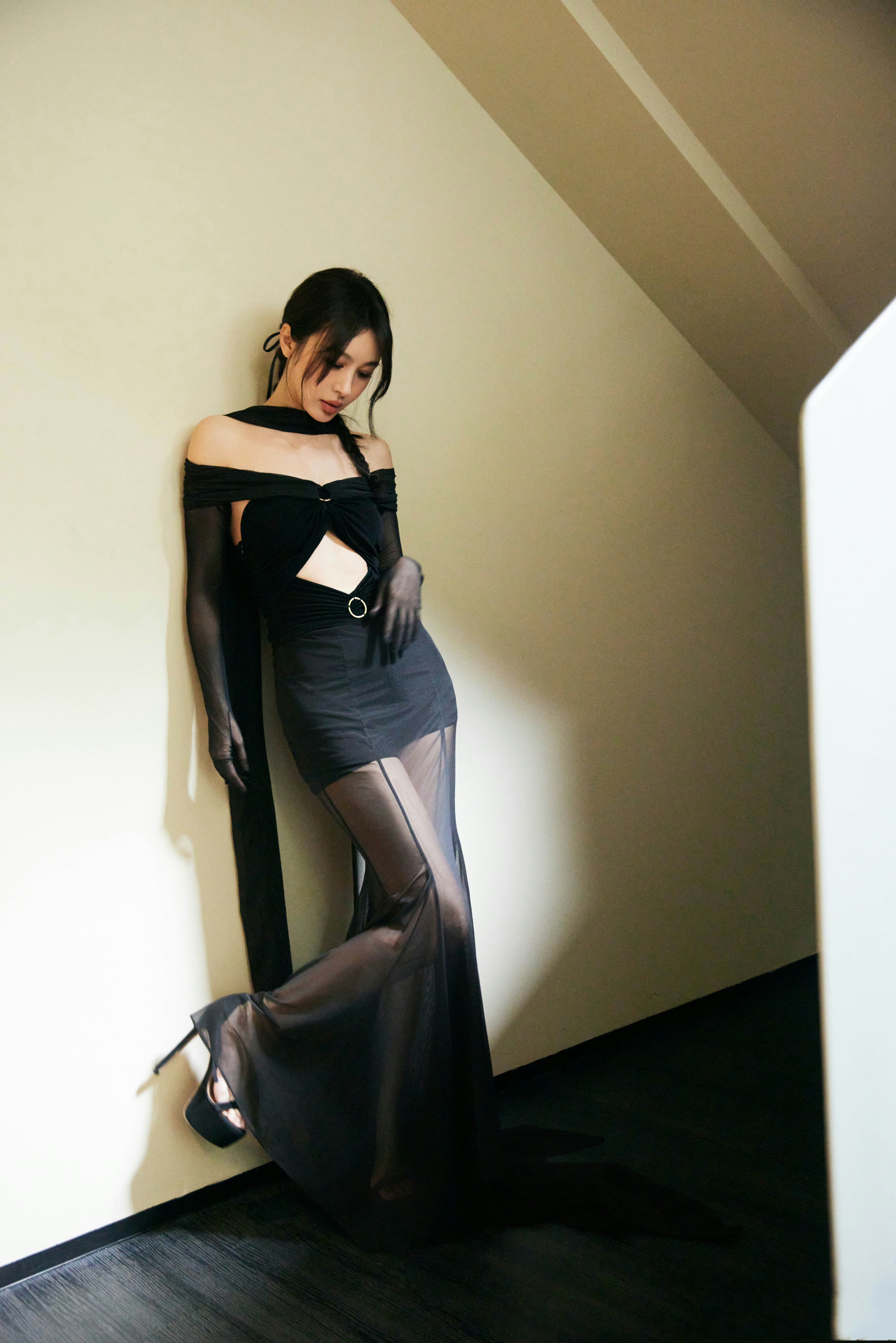 李菲儿芭莎野宴，黑色抹胸裙魅力十足​​​