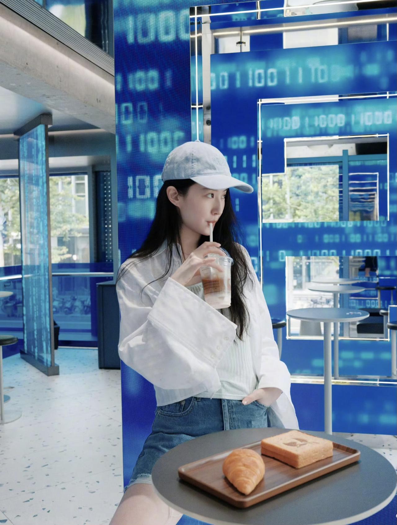 7月28日，刘亦菲晒美照，并配文：“被大家安利的，我喝到了”。刘亦菲这素颜的
