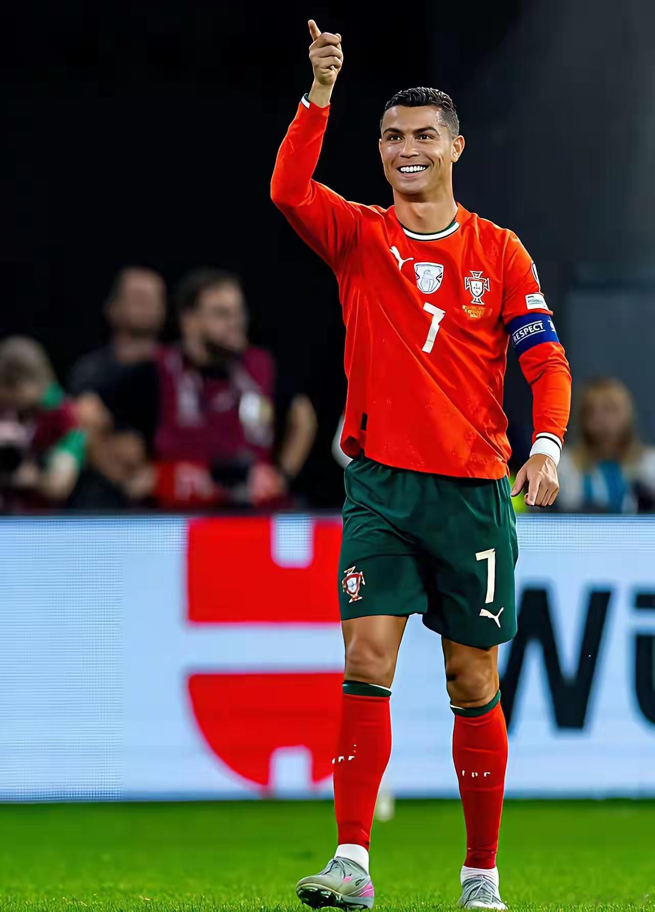 21世纪至今世界足坛最强前锋：球王级1人：克里斯蒂亚诺-罗纳尔多历史级10人：大