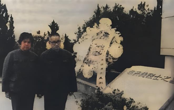 1962年，毛岸青和邵华夫妇到湖南板仓祭拜母亲杨开慧，毛岸青正要跪拜时，被他的妻