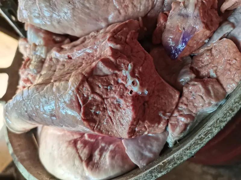 我有个爱好不上大雅之堂，喜欢吃猪肺，今天去菜市场买猪肺，旁边人说回去喂狗？我脸都