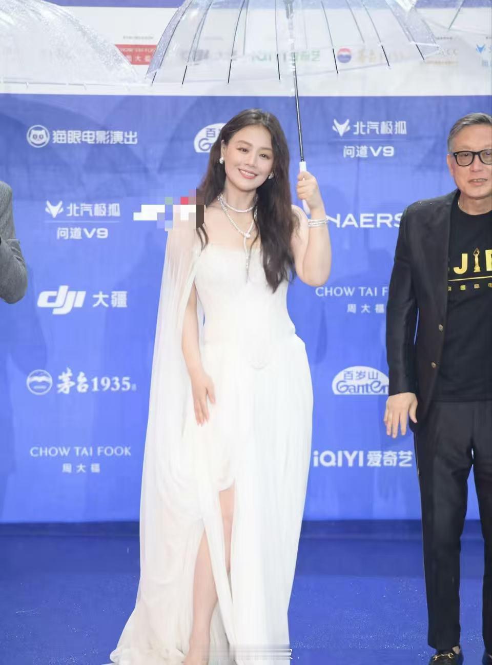 马思纯辛芷蕾撞衫马思纯辛芷蕾撞衫，两人穿了同款礼服，都很美！马思纯辛芷蕾同款礼服