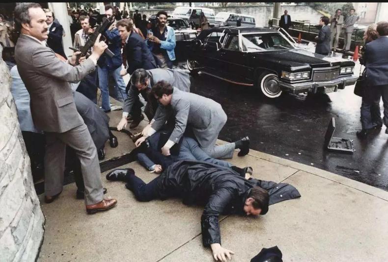 1970年4月，蒋经国访问美国，当其从车里下来，准备进入布拉萨酒店时，混在人群中