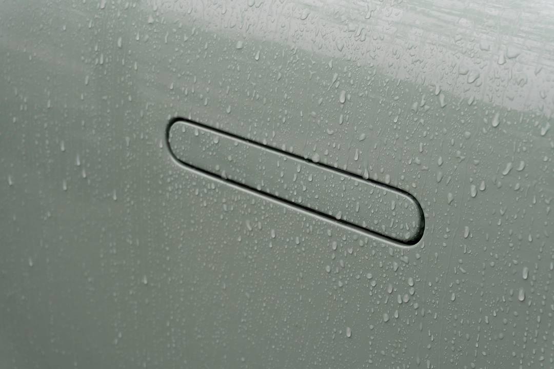 上海最近一直阴雨连绵，昨天在小区门口看到一幕“社死现场”。一部网约车在路边停下，