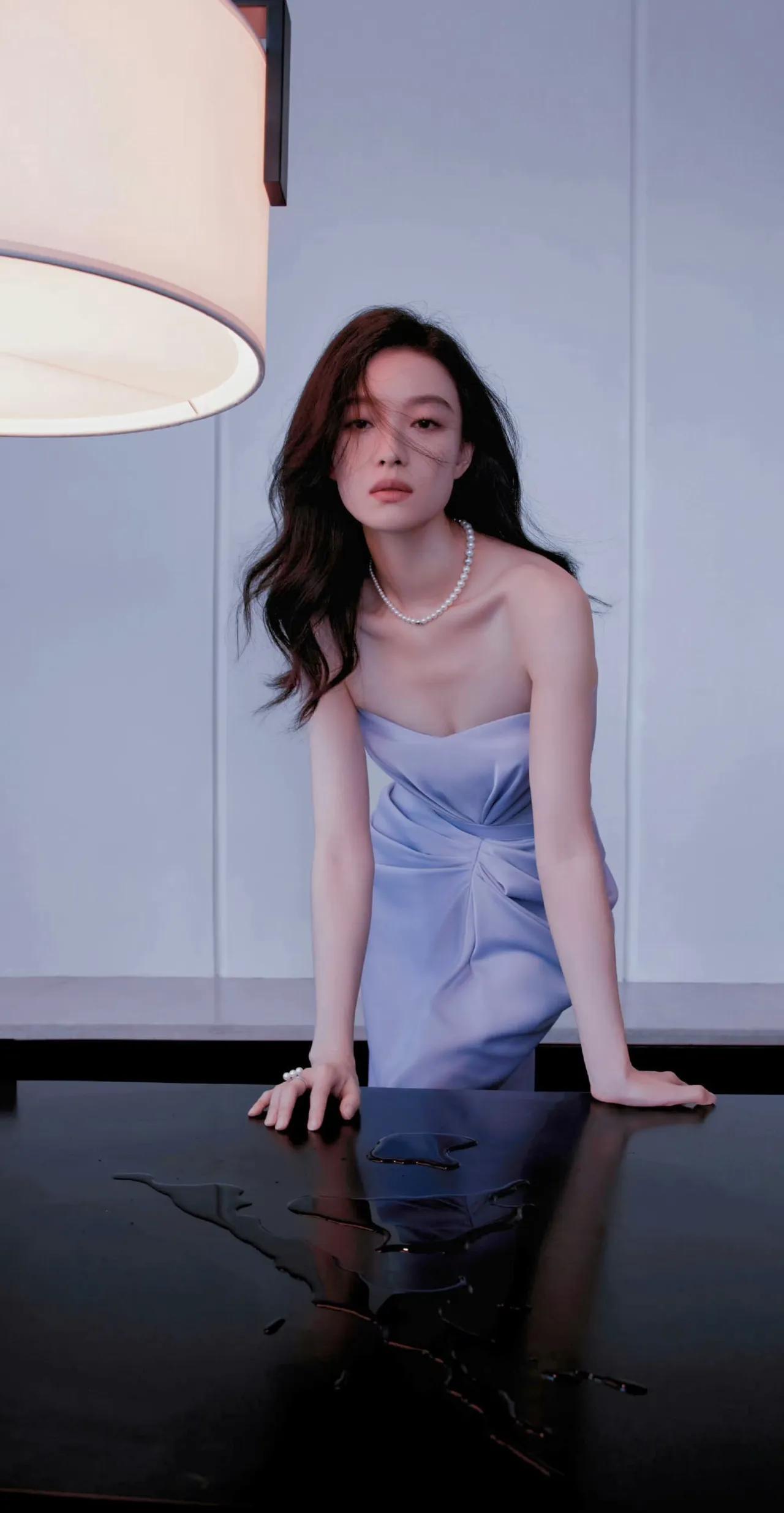 美女壁纸～倪妮，一袭雾紫抹胸长裙，勾勒出舒展的肩颈线条，珍珠项链衬得气质愈发清冷