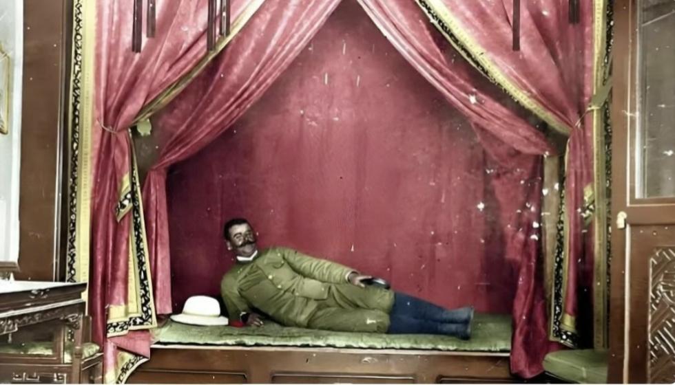 1900年，八国联军进了北京城后，这些兽兵窜入紫禁城，当得知这张床就是光绪皇帝