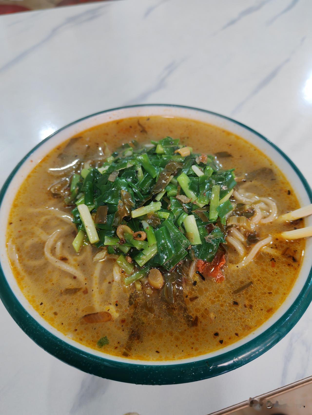 昨天在天水麦积区桥南仿古街里吃了一碗浆水荞面，直冲“天灵盖”！