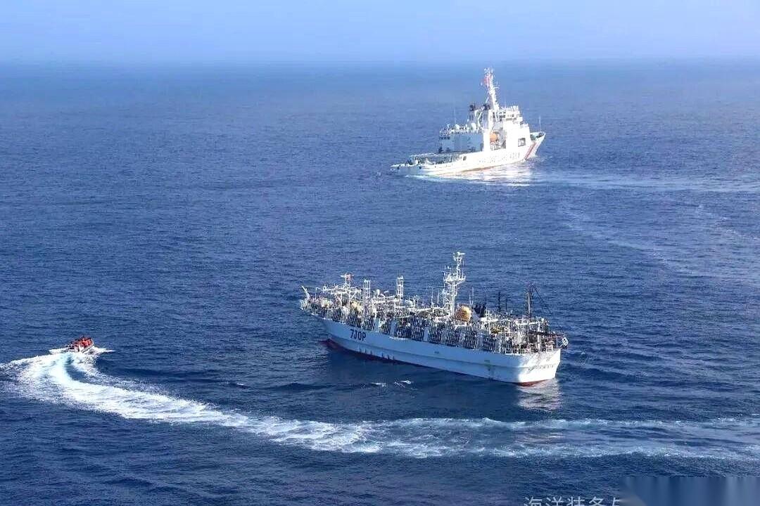 凌晨两点，北太平洋，伸手不见五指的公海。中国海警船悄无声息地贴上去，直接登上一