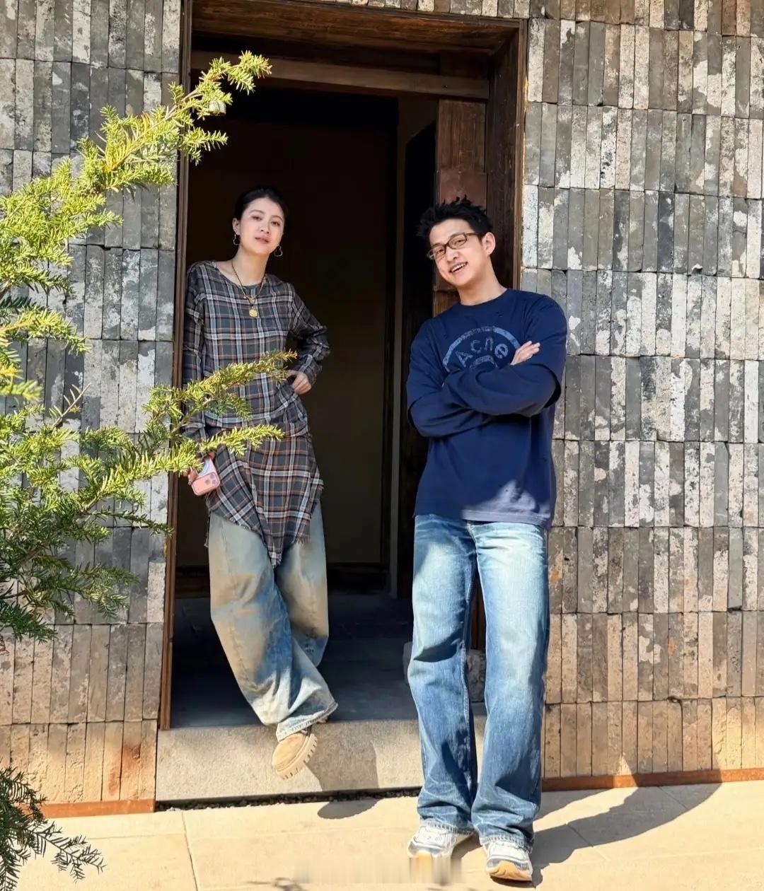 李嘉格带小11岁男友回老家盘锦 李嘉格发文称，带男友小董回了一趟故乡，当地的天气