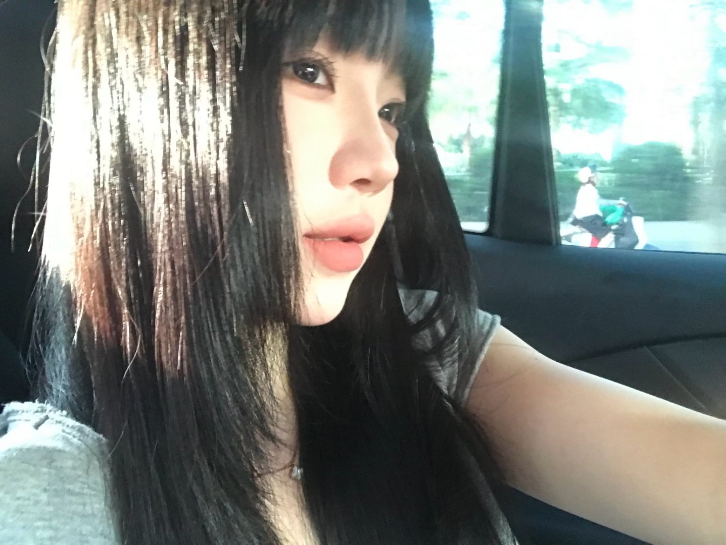 思慕社字母凌晨三点醒来看见你在厨房热牛奶，冰箱灯的光落在你发顶。原来安稳不是惊