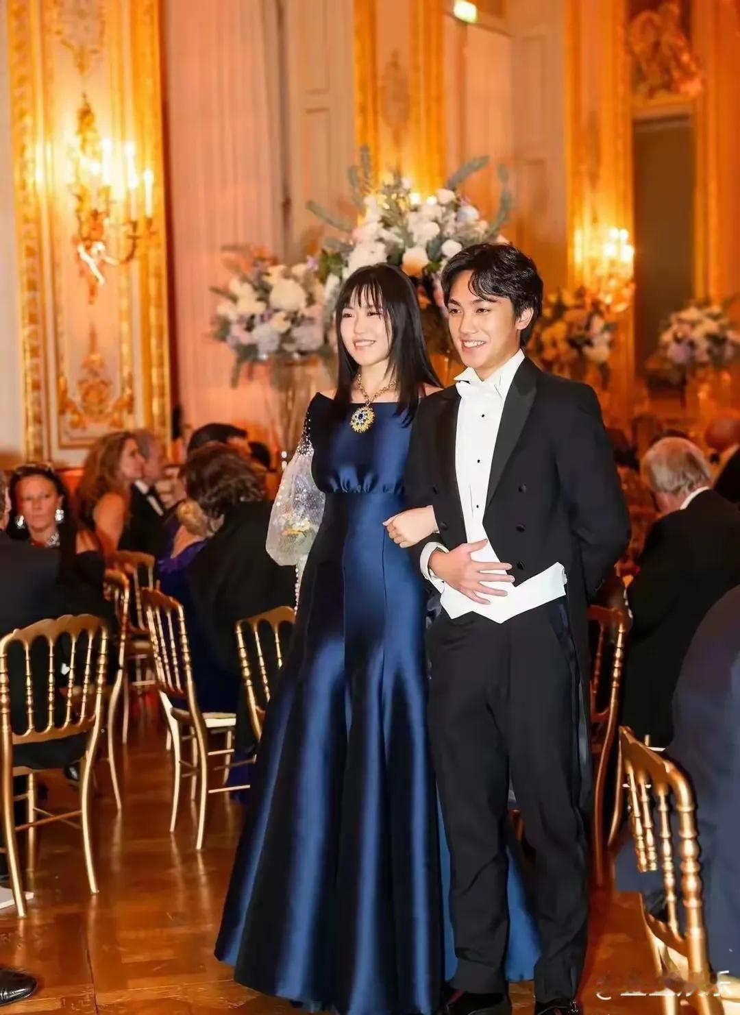 近日，张艺谋子女近照曝光，引发网友对“星二代”颜值的讨论。22岁长子张壹男眉眼深