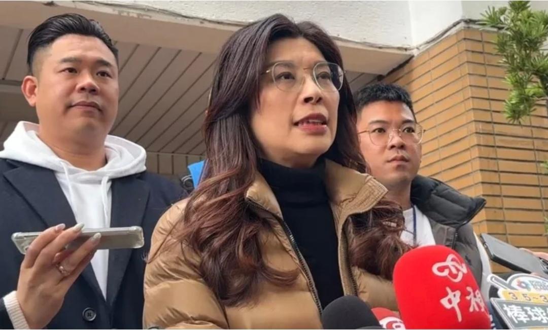 岛上传来消息，民进党“抹黑”国民党，郑丽文说民进党“造谣”，称其是“专业扯后腿