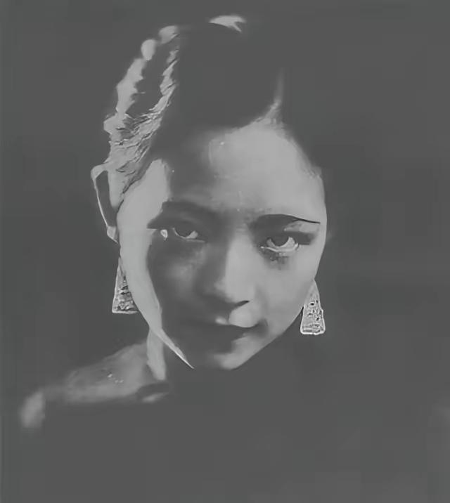 1931年，21岁的唐瑛迷上37岁的已婚男人宋子文，家里死活不同意。她偏不听，跟