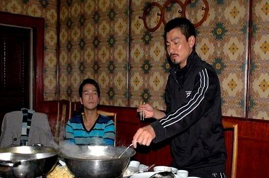 天王刘德华吃火锅，竟然用盆子当锅。一张老照片里，刘德华留着罕见的平头小胡子，