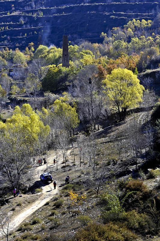上周刚自驾走完川西小环线，才发现国内秋景的天花板根本藏不住。从成都出发往丹巴走