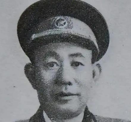 1951年，志愿军师长黄朝天违抗军令，率9000残兵掉头杀向3万美军。战后总结会
