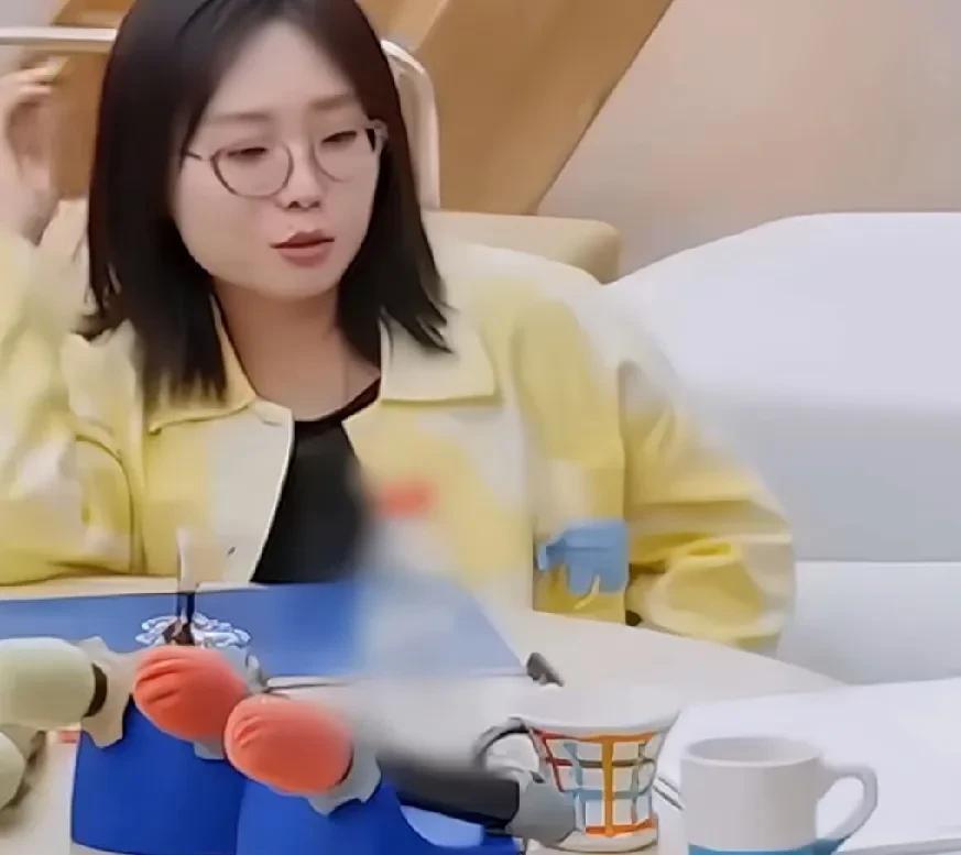 #李雪琴#李雪琴直言最美好的时光是初中。在综艺《我们的宿舍》中，她透露：“我