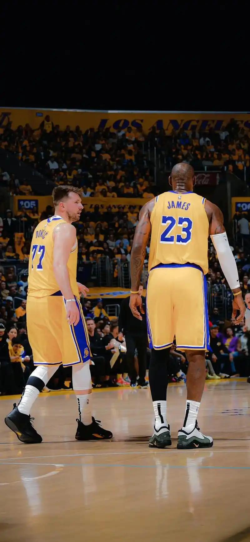 詹姆斯太厉害了，他出场32分钟43秒，19投10中，三分6中3,得到了29分9篮