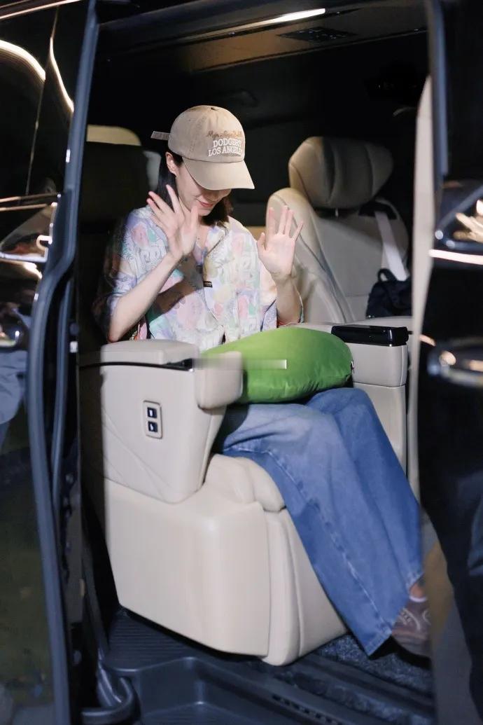 张小斐在外出的时候搭配的很漂亮，还有种复古时尚风情，真的是非常迷人。