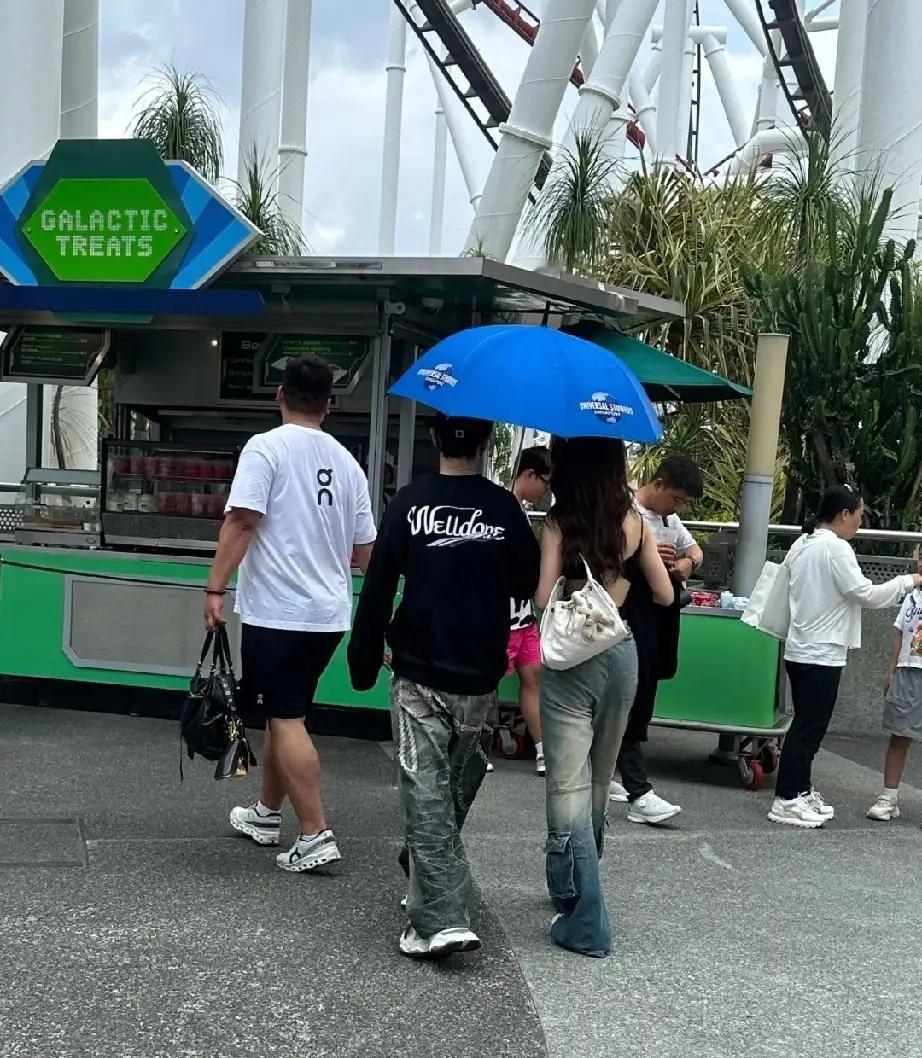 黄晓明又有新动静了，大年初九还没开工，带着一女生去了新加坡环球影城玩，全程照顾女