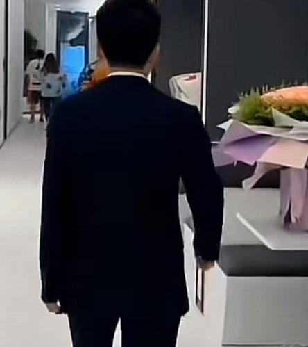 当今最彪悍的两个人：一个是罗永浩，一个是董宇辉。罗永浩是一代辩论天才，挑起冲