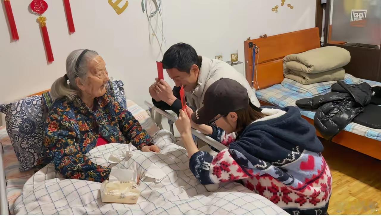 吴京谢楠为103岁奶奶庆生！2月26日，吴京在社交平台分享一组照片，照片中他与