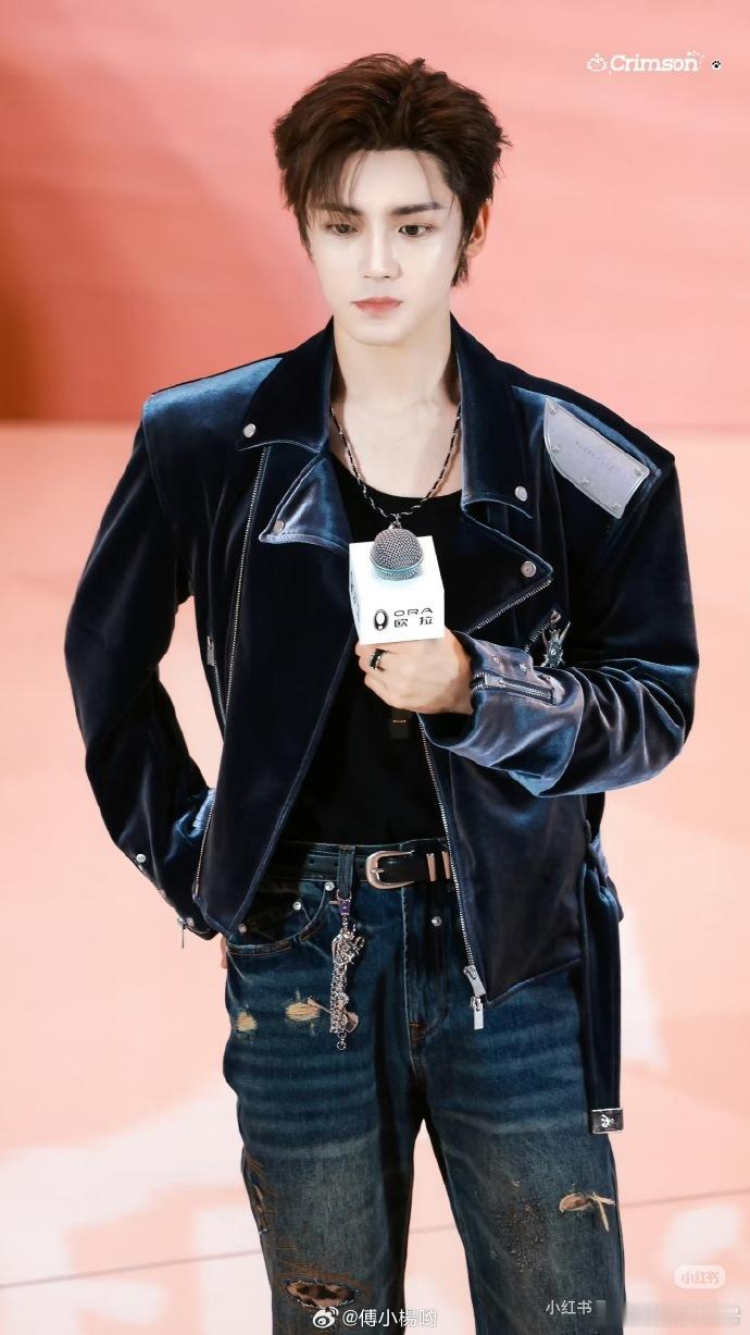 谁懂侯明昊生图的杀伤力！面部平整度在线，骨相皮相双优越，这帅度让仇人都没法放下执