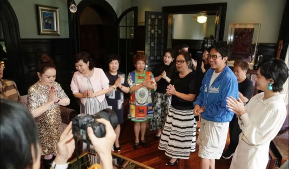 孙俪妈妈举办生日宴，女儿女婿到场庆贺，俪妈打扮时髦，穿着亮眼，扎着丸子头，非常显年轻，女儿女婿都有本