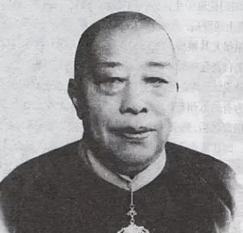 1922年，54岁的黄金荣如愿迎娶24岁的露兰春。新婚夜，黄金荣迫不及待地想要洞