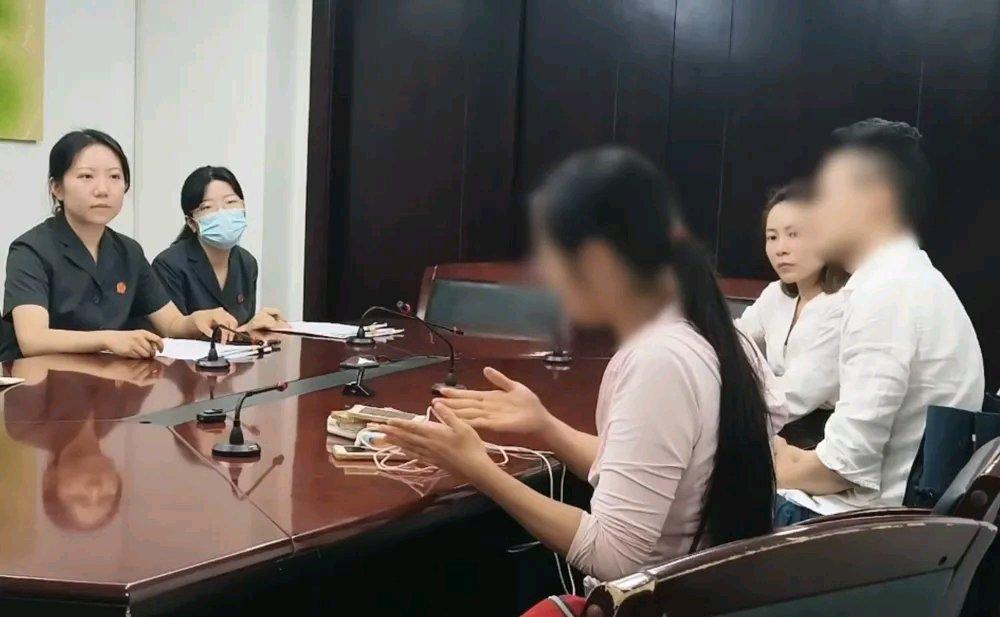 刷到上海这则新闻的时候真的气不打一处来。夫妻俩离婚后法院早就把女儿的抚养权判给