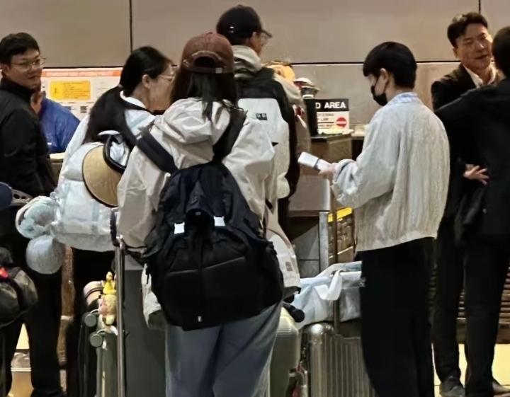 国乒全队7月7日中午正式从洛杉矶动身回国，十几个小时长途飞行，第二天凌晨才能抵达