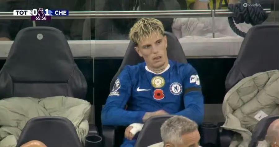 今年夏天，加纳乔的经纪人曾向罗马诺等记者放话，称球员非切尔西不去，甚至不惜坐半年