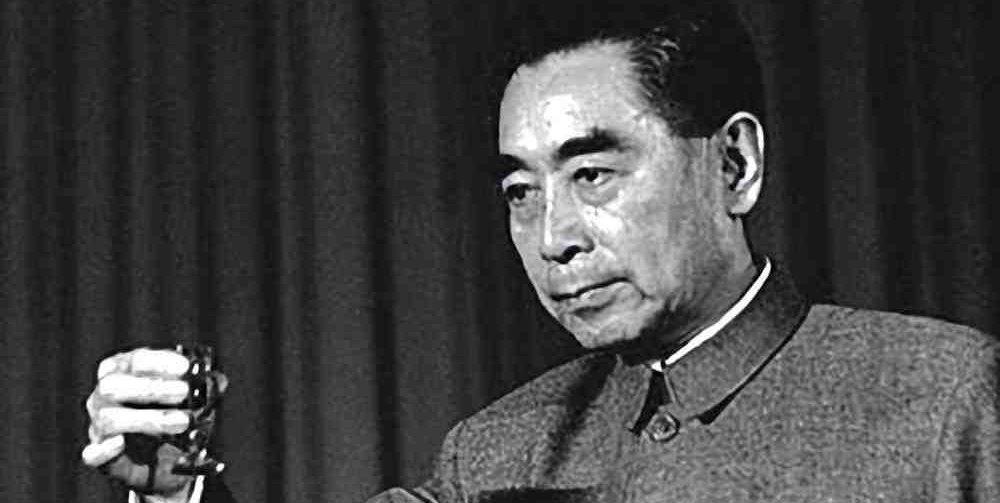 1971年，一个外宾参加国宴时，顺手拿走了国宝九龙杯，工作人员不知如何是好。周总