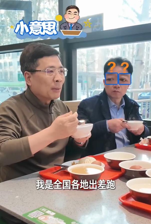 周云杰到北京喝豆汁！近日，海尔集团董事局主席周云杰去北京探访用户，用户请周董