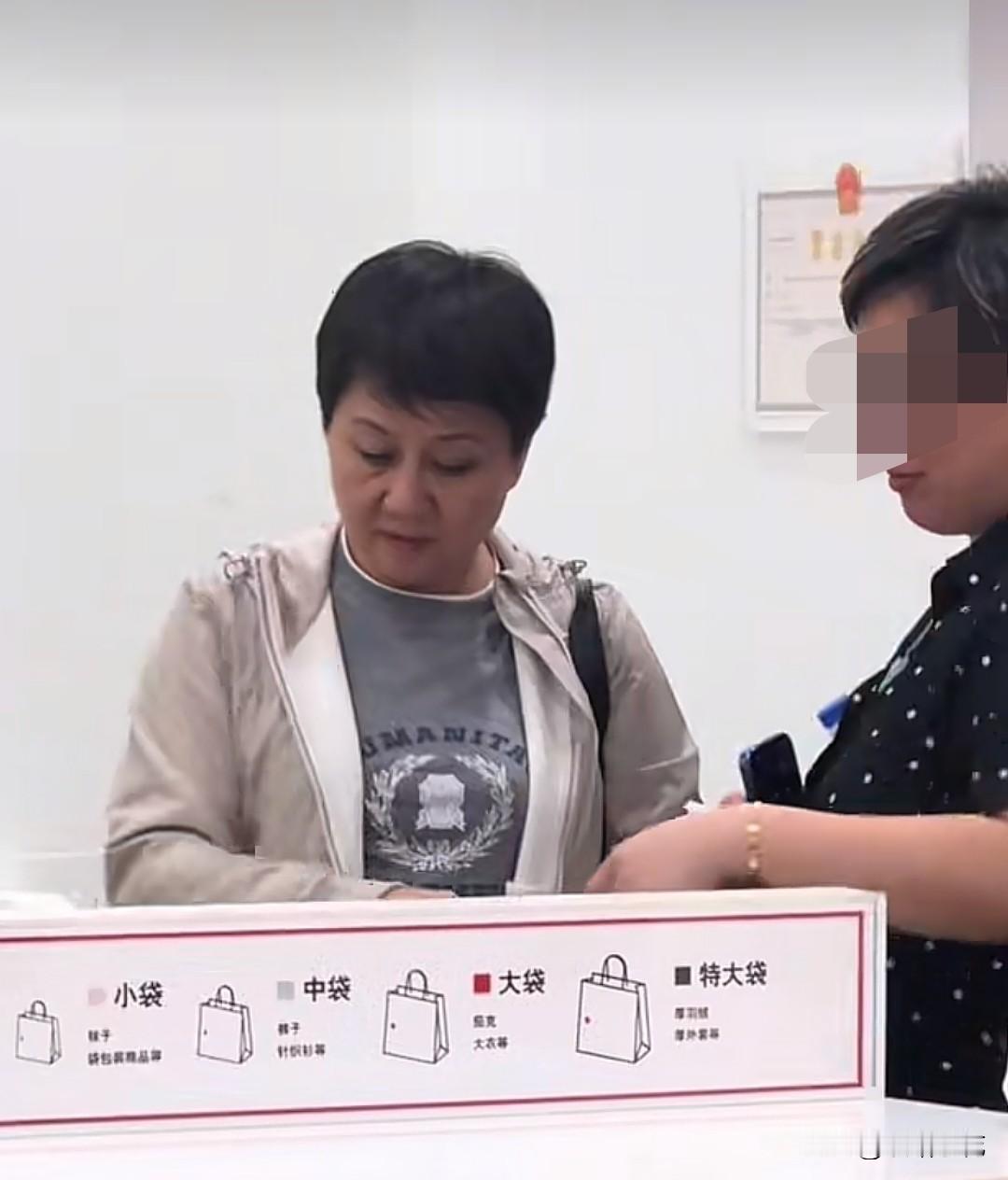 刚在法国参加完儿子何猷君6月1日的古堡大婚，四太梁安琪返程后现身汕头万象城，被路