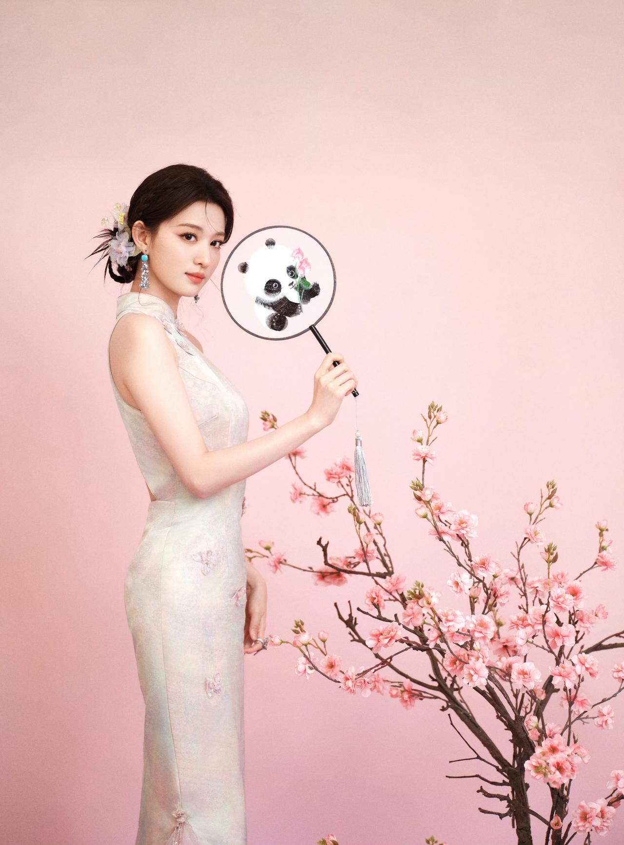 王楚然的新中式美学，真的没有瓶颈期吗？😍一袭素雅旗袍，一把熊猫团扇，粉色背