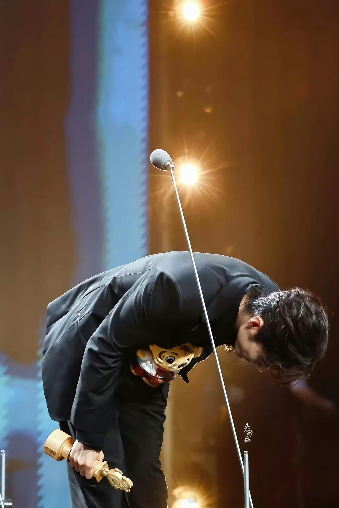 肖战大学生电影节影帝获奖感言：大家晚上好，我是演员肖战。我现在，非常非常的激动。