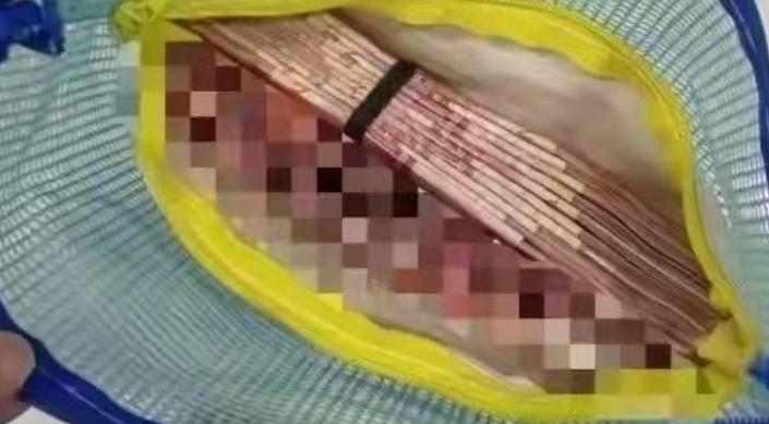 杭州，17岁女生在公厕发现一个文件袋，打开后大吃一惊，里面居然有大量现金！但小姑