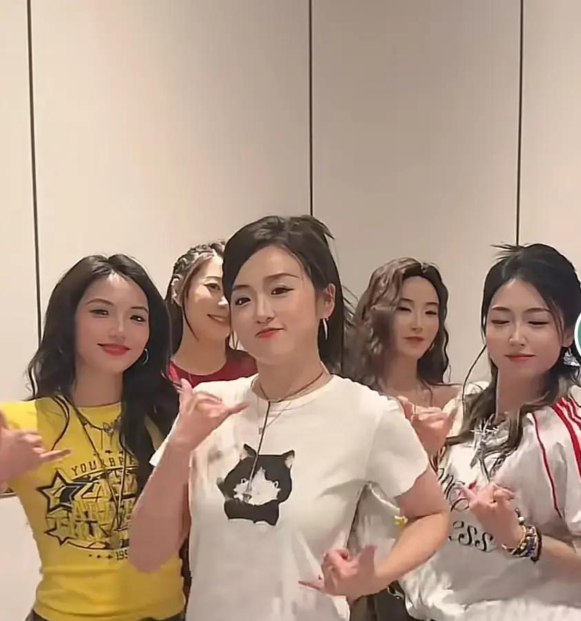 东方甄选全员俊男靓女，跳舞像选秀现场，结果一出，评论区直接炸锅：这颜值天团，居然