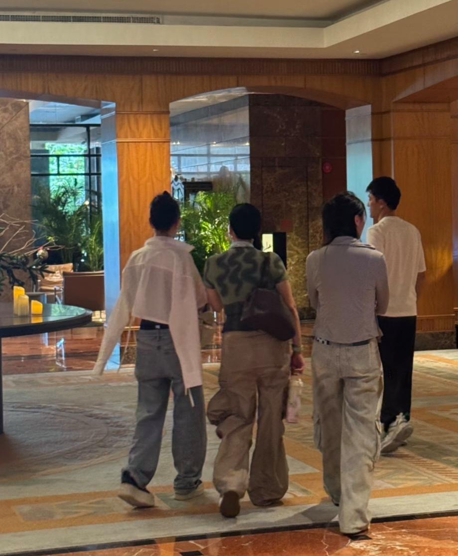 55岁钟丽缇和两个女儿现身新加坡逛商场，她扎着麻花辫，脸部皮肤超好，身材丰腴不干