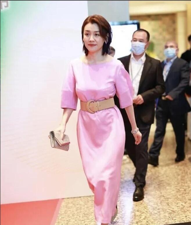 这才是岁月不败的美人，50岁了依旧是气质杠杠滴，以前她素颜的时候，觉得好普通，特