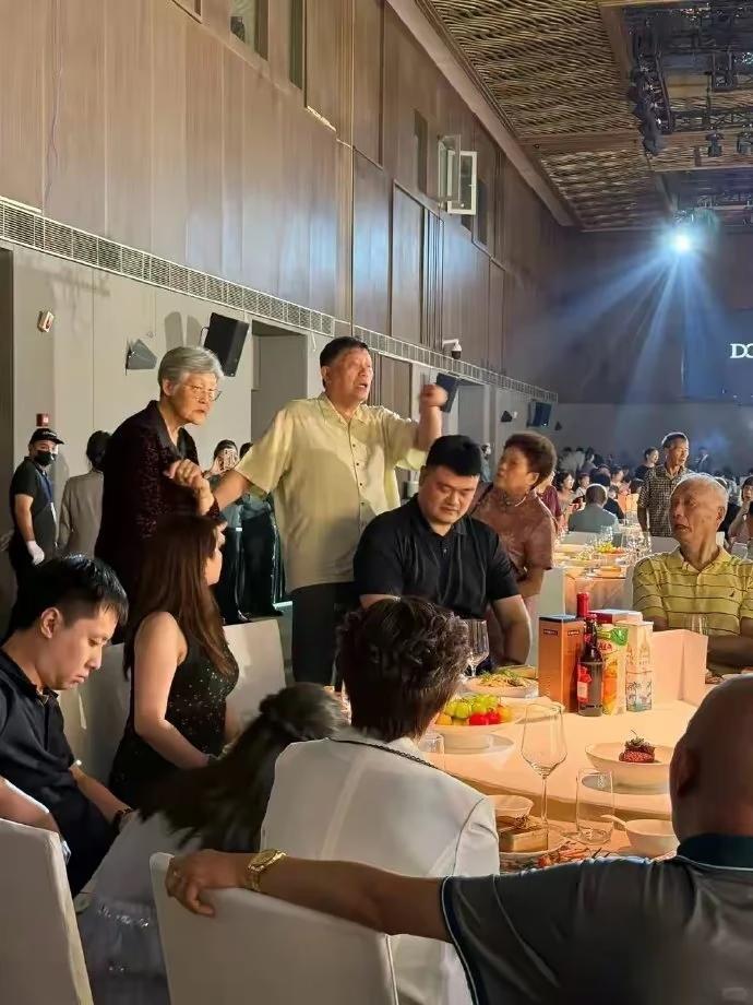姚明终于可以安静的陪家人一起参加家族婚礼！姚明近日和家人一起出现在了一场婚礼